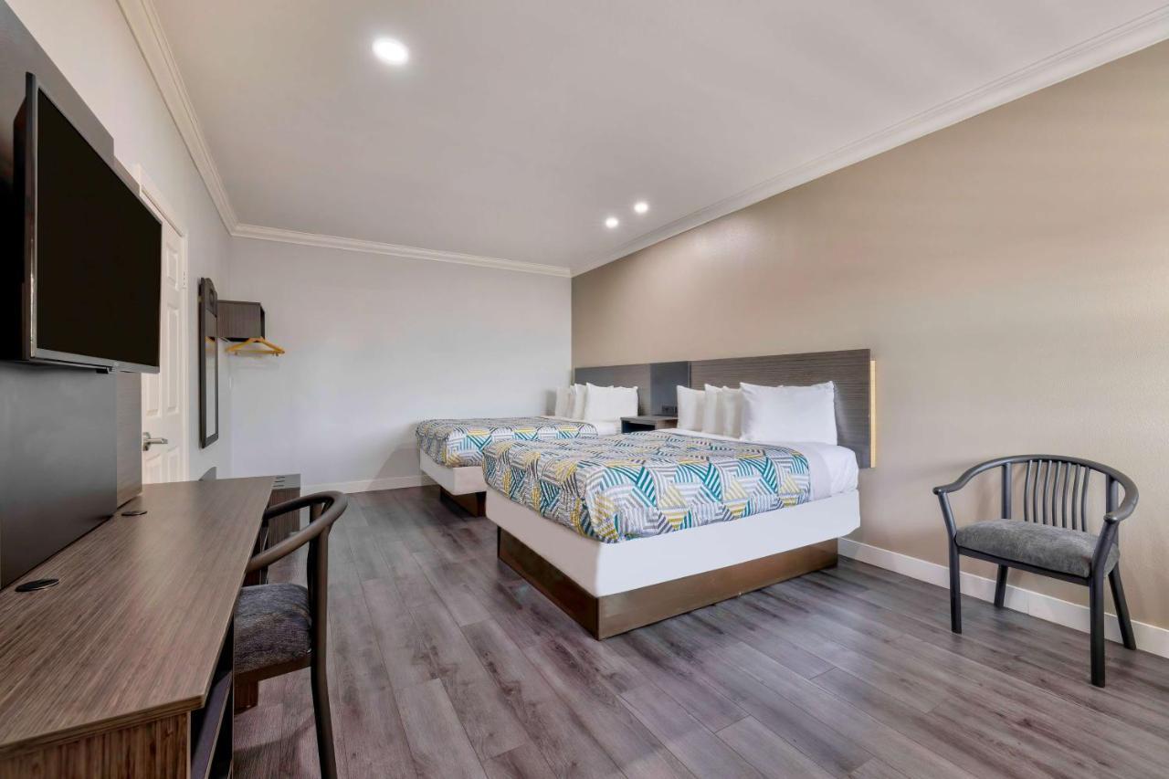 Hotel South Gate 2*