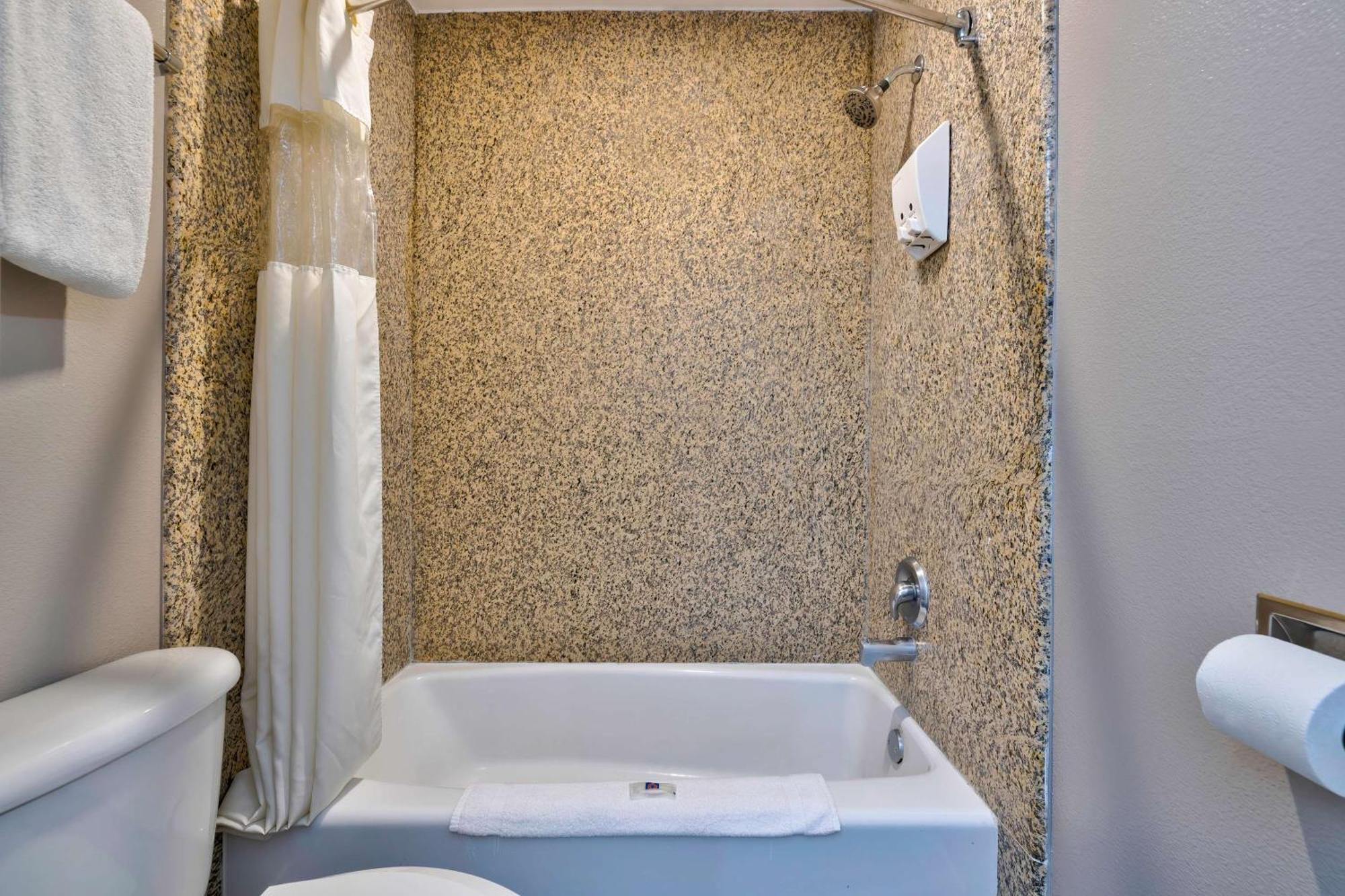 South Gate Hotel 2*
